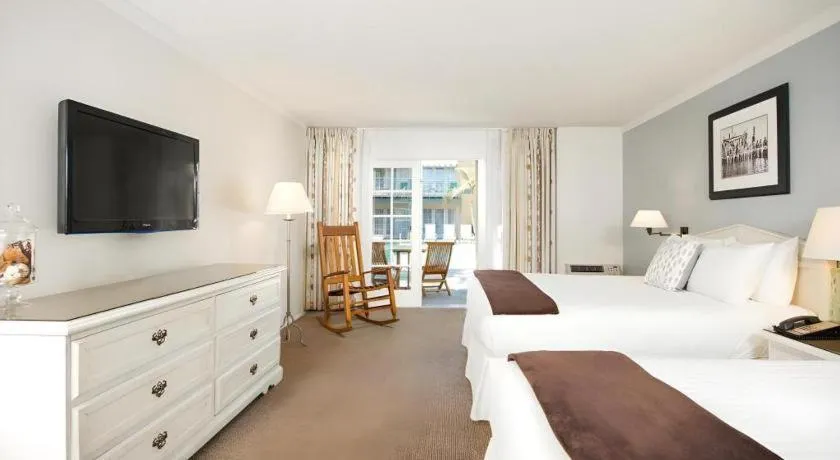 Bed in The Lafayette Hotel, Swim Club & Bungalows