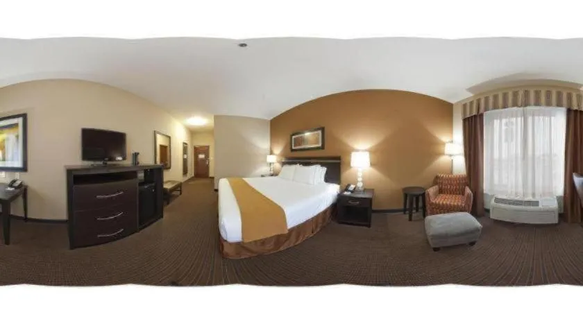 Bed in Holiday Inn Express Hotel & Suites Lamar By IHG