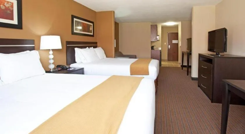 Bed in Holiday Inn Express Hotel & Suites Lamar By IHG