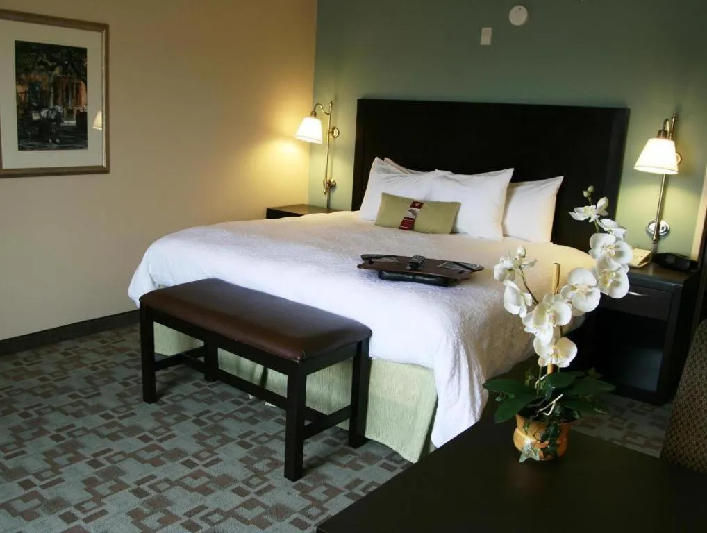 Bed in Hampton Inn & Suites Savannah-Airport