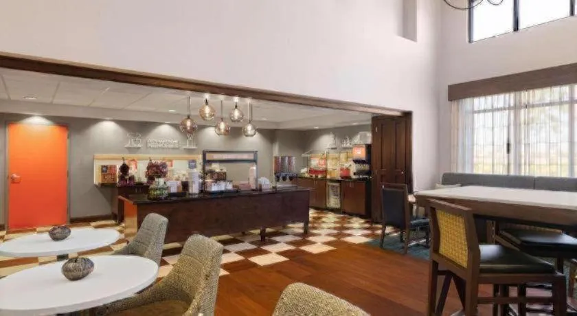 Hampton Inn & Suites Savannah-Airport