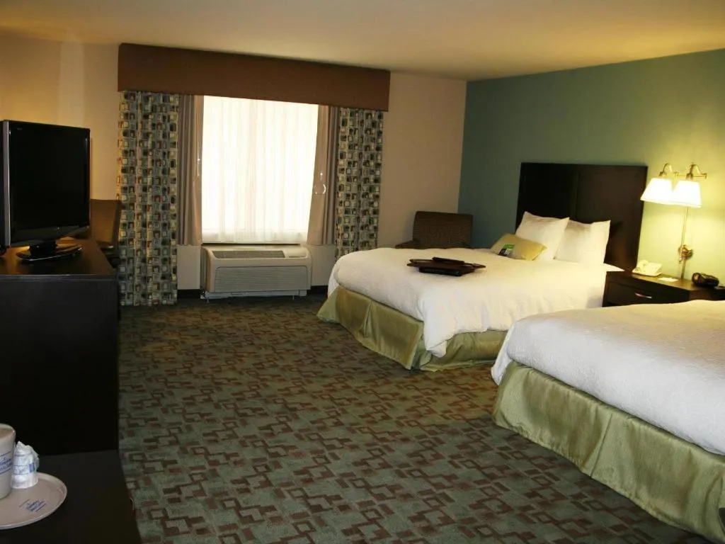 Bed in Hampton Inn & Suites Savannah-Airport