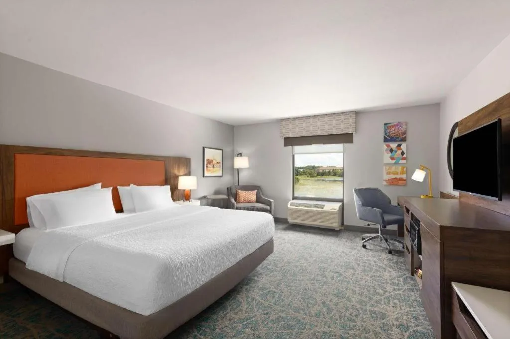Bed in Hampton Inn & Suites Savannah-Airport
