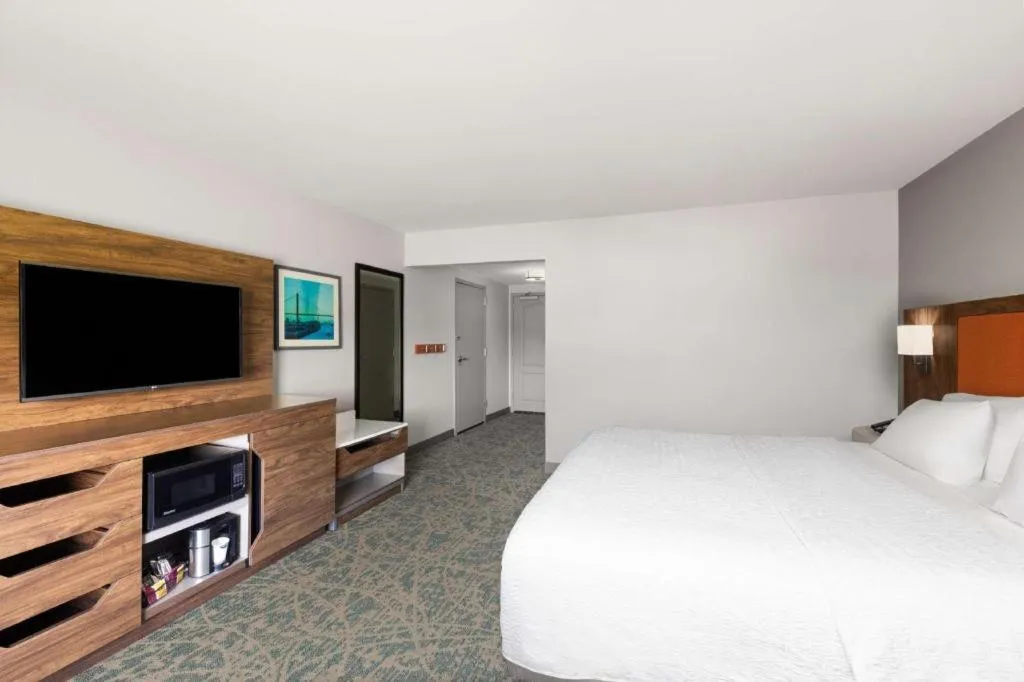 Bed in Hampton Inn & Suites Savannah-Airport