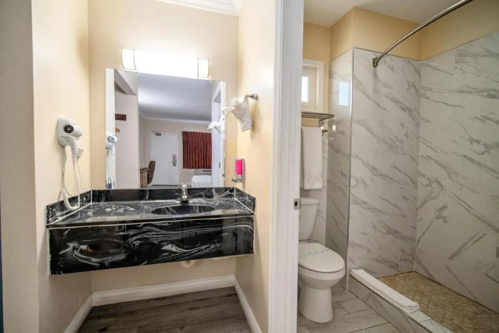 Sea Rock Inn - Los Angeles