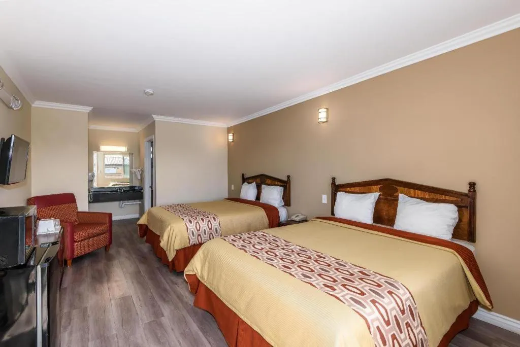 Bed in Sea Rock Inn - Los Angeles