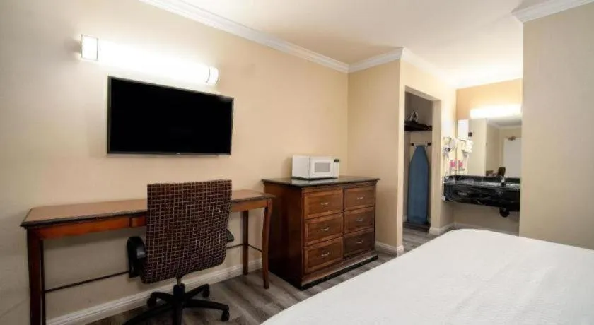 Bed in Sea Rock Inn - Los Angeles