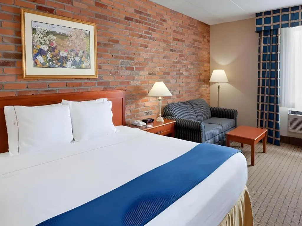 Bed in Holiday Inn Express Toronto East - Scarborough By IHG