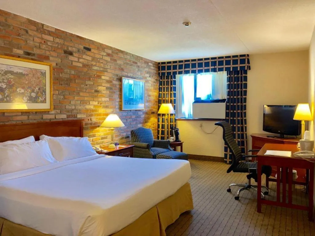 Bed in Holiday Inn Express Toronto East - Scarborough By IHG