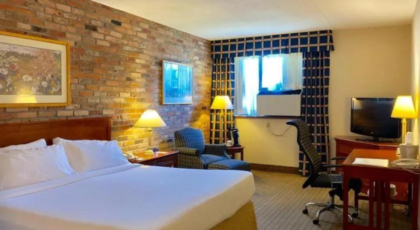 Bed in Holiday Inn Express Toronto East - Scarborough By IHG