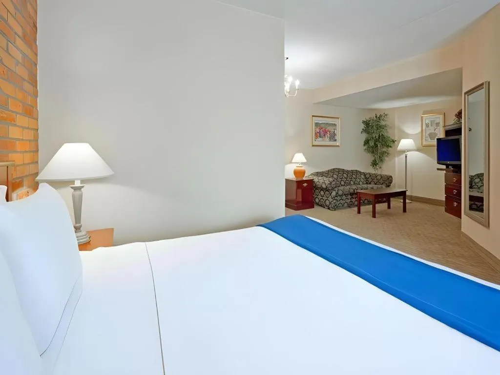 Bed in Holiday Inn Express Toronto East - Scarborough By IHG