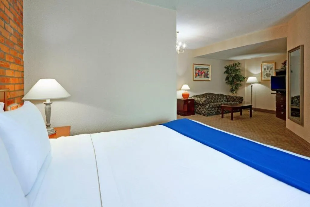 Bed in Holiday Inn Express Toronto East - Scarborough By IHG