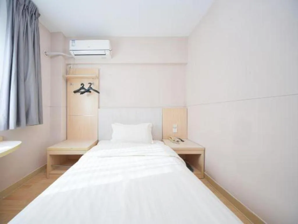 Bed in Jinjiang Inn Qingdao Hangzhou Rd.