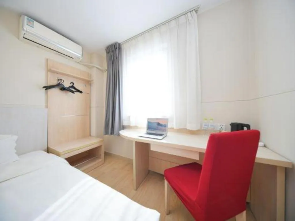 Bed in Jinjiang Inn Qingdao Hangzhou Rd.