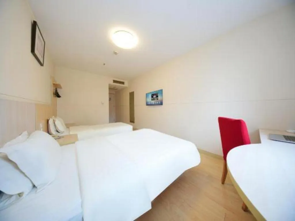 Bed in Jinjiang Inn Qingdao Hangzhou Rd.