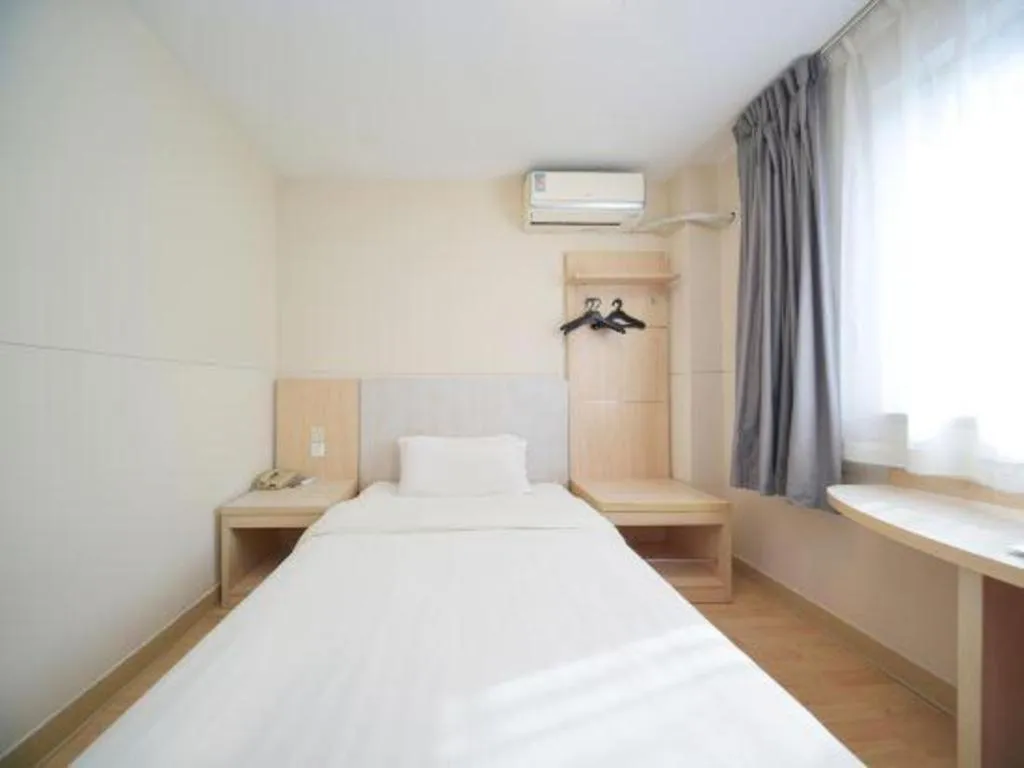 Bed in Jinjiang Inn Qingdao Hangzhou Rd.