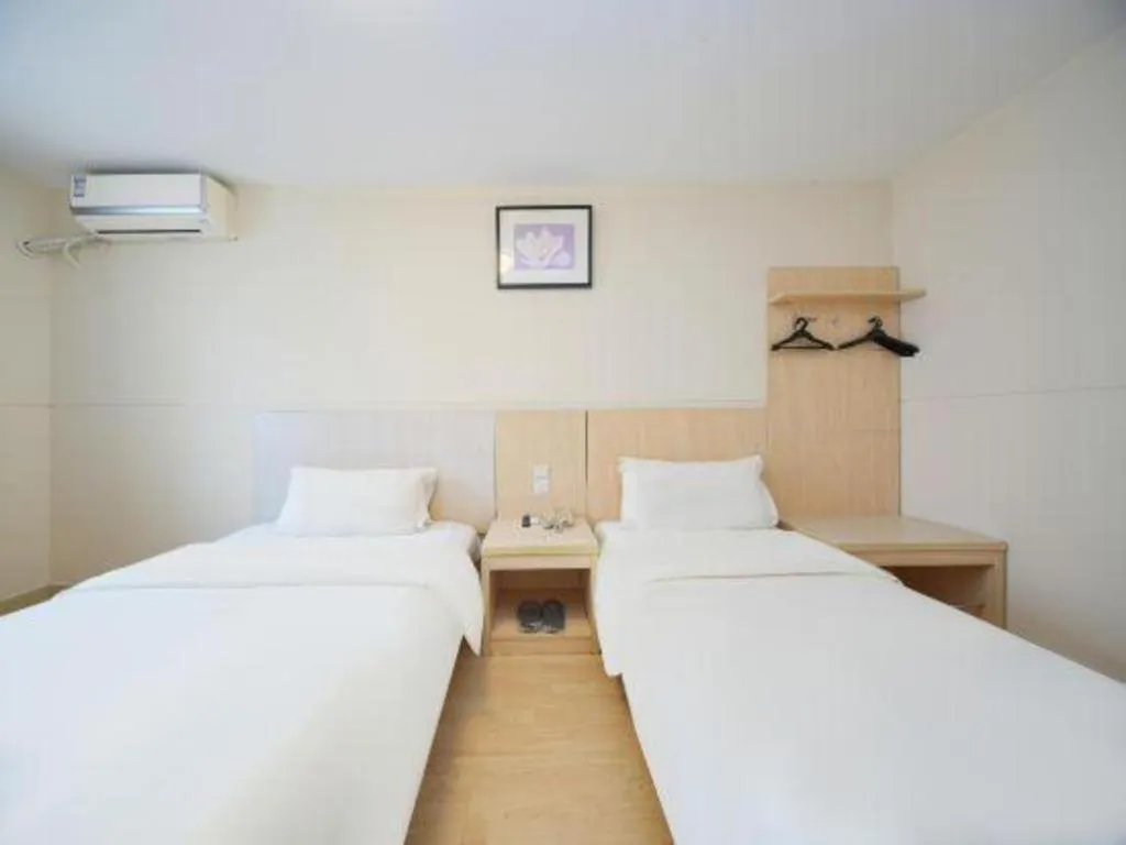 Bed in Jinjiang Inn Qingdao Hangzhou Rd.