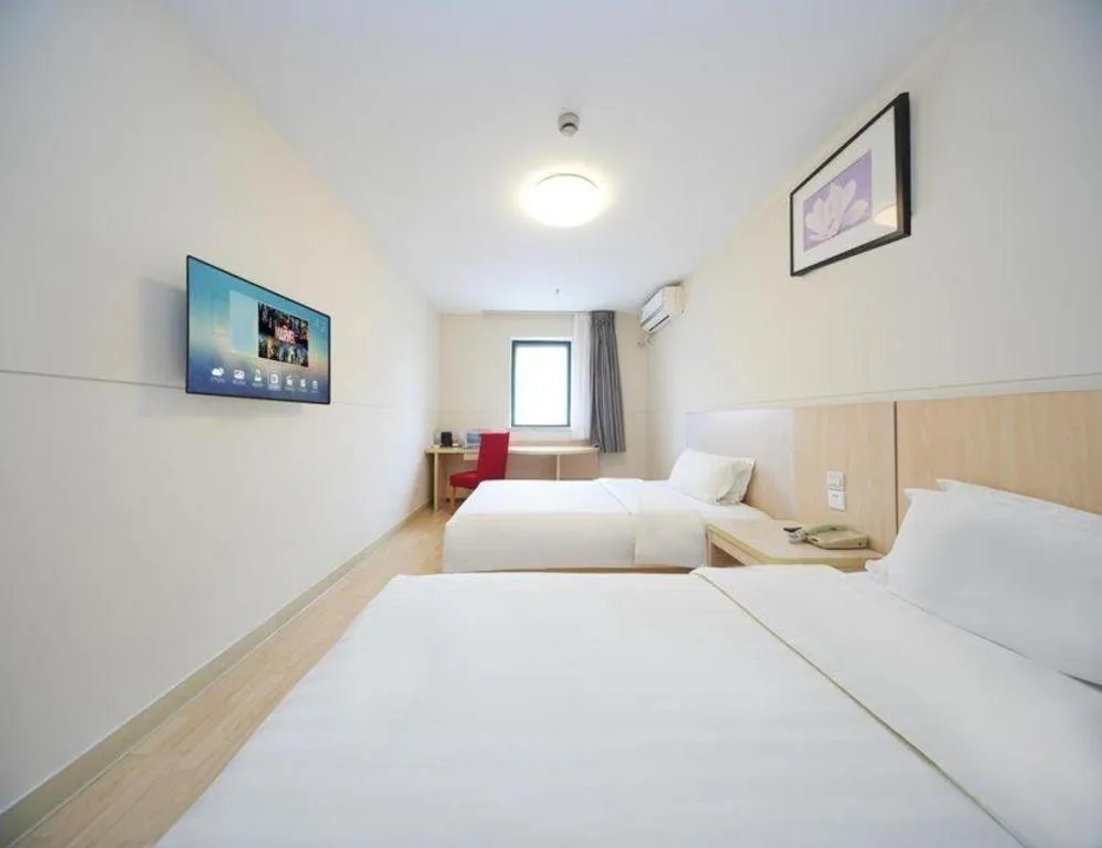 Bed in Jinjiang Inn Qingdao Hangzhou Rd.