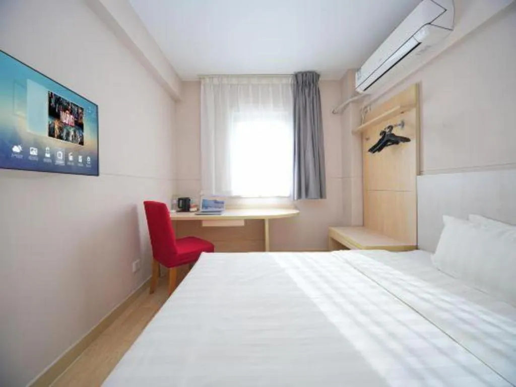 Bed in Jinjiang Inn Qingdao Hangzhou Rd.