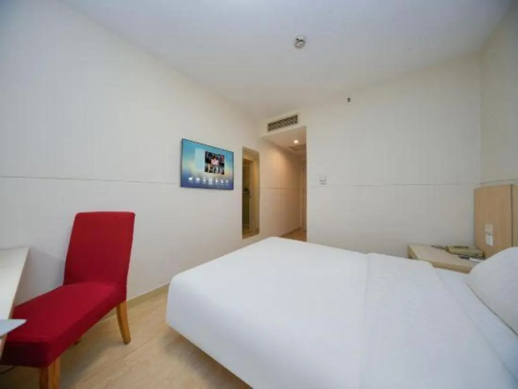 Bed in Jinjiang Inn Qingdao Hangzhou Rd.