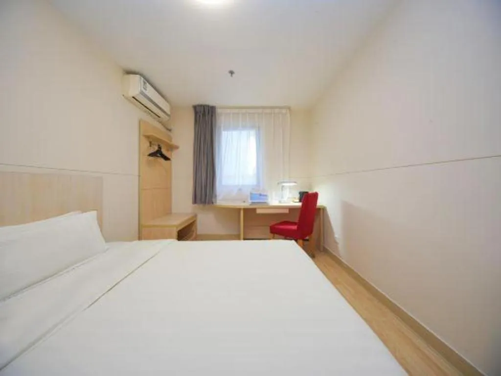 Bed in Jinjiang Inn Qingdao Hangzhou Rd.