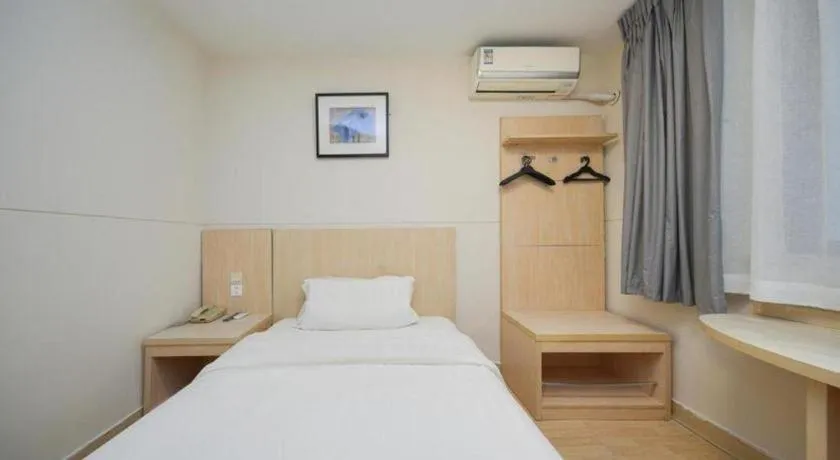 Bed in Jinjiang Inn Qingdao Hangzhou Rd.