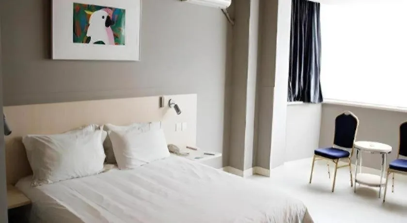 Bed in Jinjiang Inn Chengdu Kuanzhai Alley Jinxianqiao