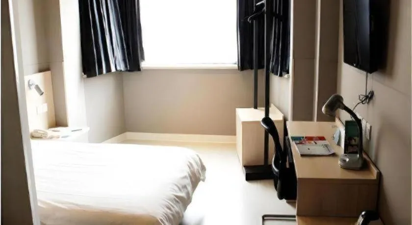 Bed in Jinjiang Inn Chengdu Kuanzhai Alley Jinxianqiao