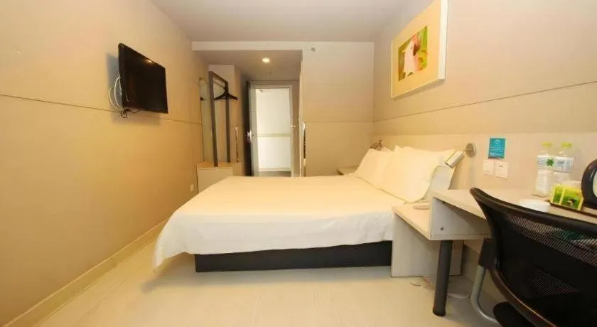 Bed in Jinjiang Inn Wuhan Hanjiang Road Metro Station Jiangtan Pedestrian Street