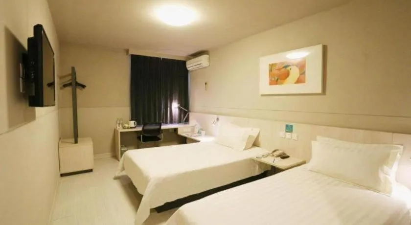 Bed in Jinjiang Inn Wuhan Hanjiang Road Metro Station Jiangtan Pedestrian Street