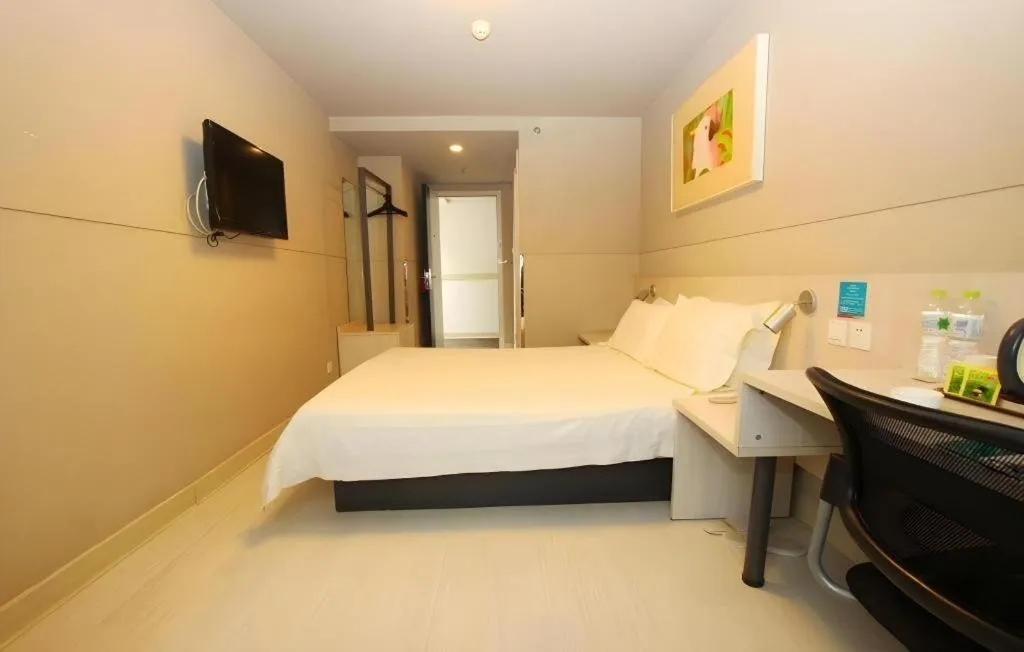 Bed in Jinjiang Inn Wuhan Hanjiang Road Metro Station Jiangtan Pedestrian Street