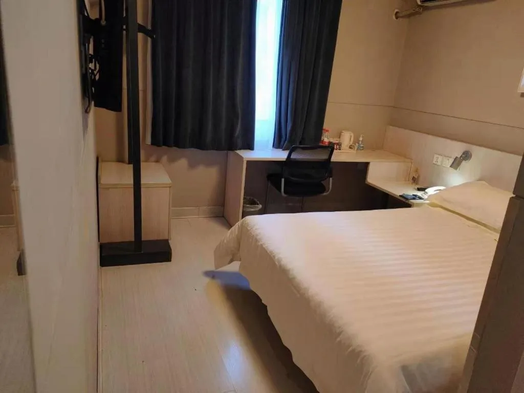 Bed in Jinjiang Inn Wuhan Hanjiang Road Metro Station Jiangtan Pedestrian Street