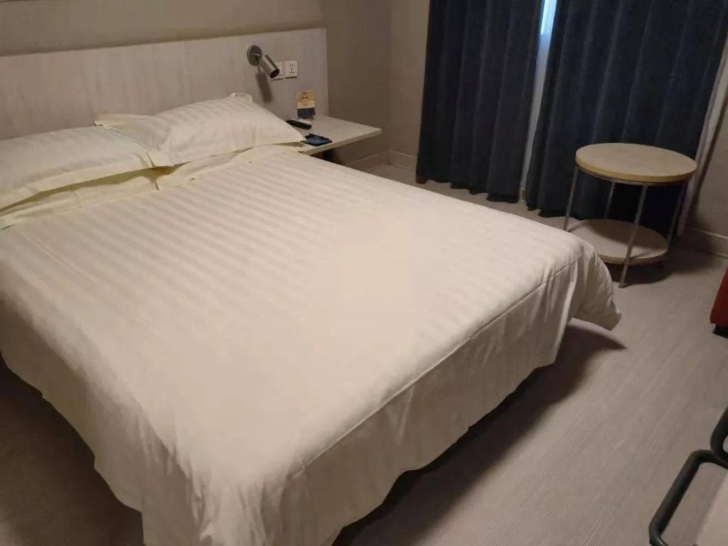 Bed in Jinjiang Inn Wuhan Hanjiang Road Metro Station Jiangtan Pedestrian Street