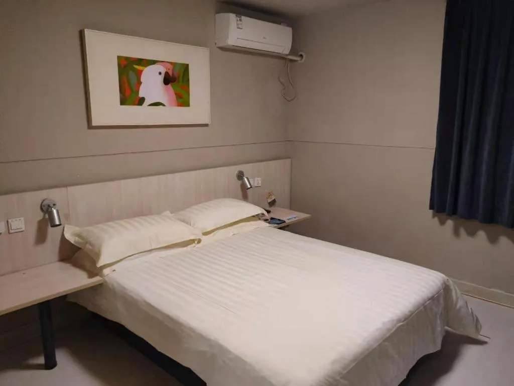 Bed in Jinjiang Inn Wuhan Hanjiang Road Metro Station Jiangtan Pedestrian Street