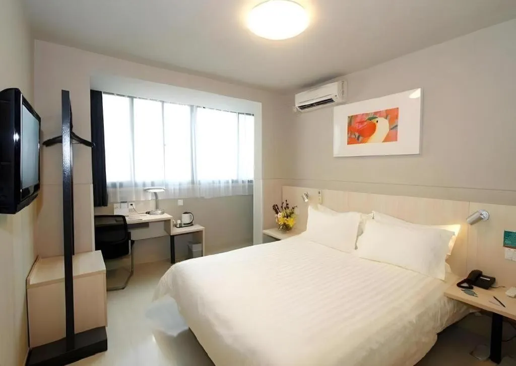 Bed in Jinjiang Inn Wuhan Hanjiang Road Metro Station Jiangtan Pedestrian Street
