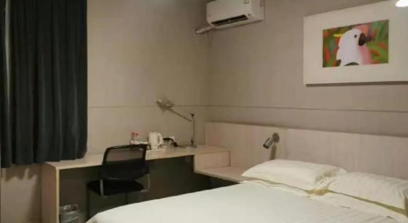 Bed in Jinjiang Inn Wuhan Hanjiang Road Metro Station Jiangtan Pedestrian Street
