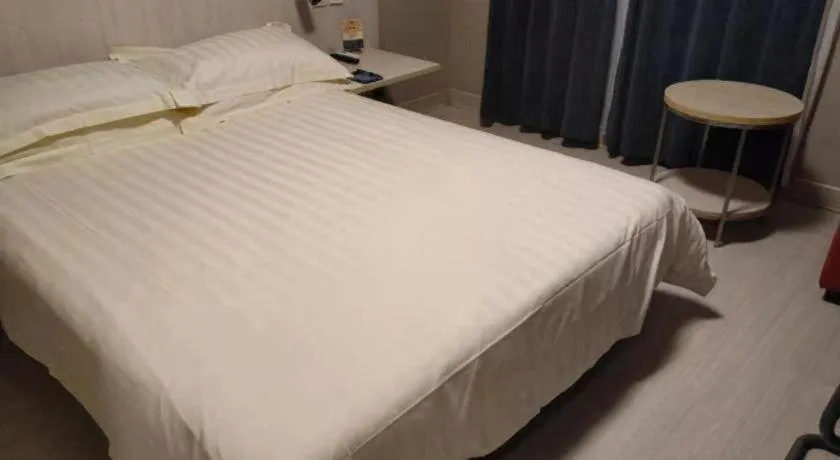 Bed in Jinjiang Inn Wuhan Hanjiang Road Metro Station Jiangtan Pedestrian Street