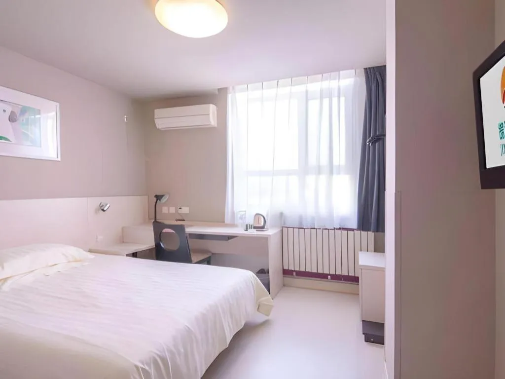 Bed in Jinjiang Inn JiNan Daminghu New Scenic Area Lishan Road