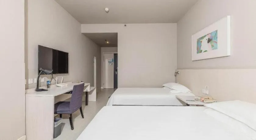 Bed in Jinjiang Inn JiNan Daminghu New Scenic Area Lishan Road