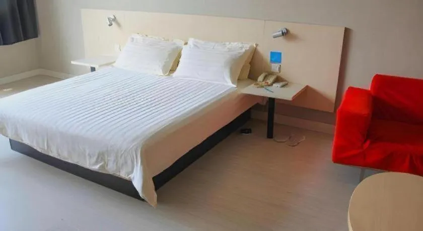 Bed in Jinjiang Inn JiNan Daminghu New Scenic Area Lishan Road
