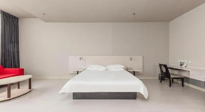 Bed in Jinjiang Inn JiNan Daminghu New Scenic Area Lishan Road