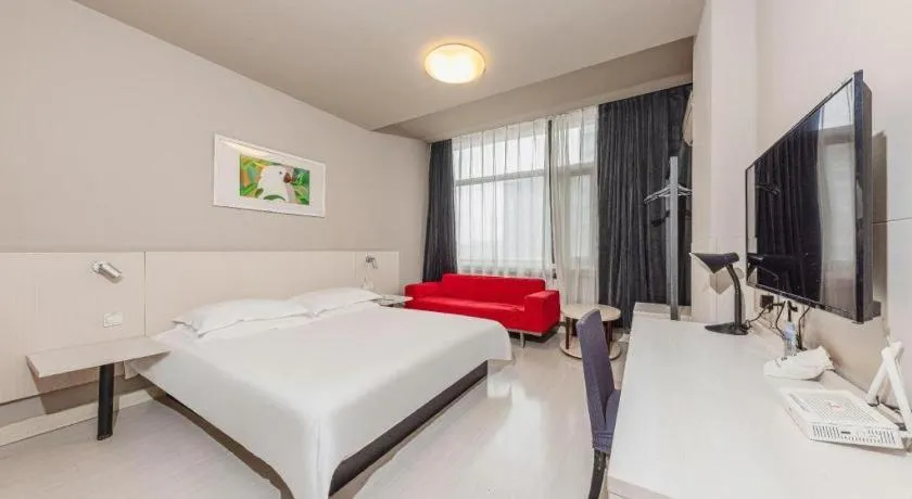 Bed in Jinjiang Inn JiNan Daminghu New Scenic Area Lishan Road