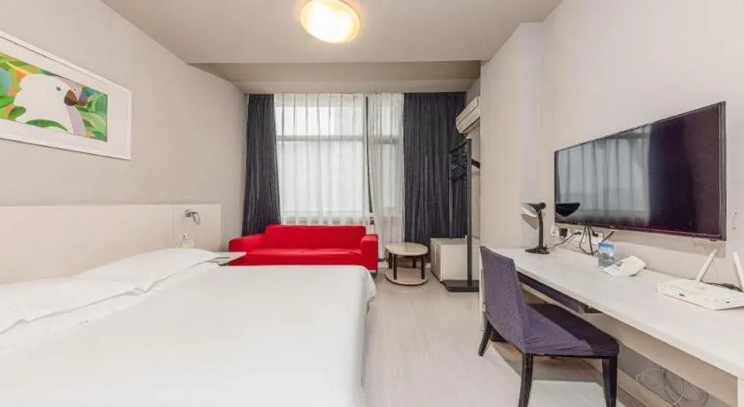 Bed in Jinjiang Inn JiNan Daminghu New Scenic Area Lishan Road