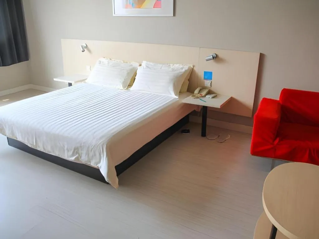 Bed in Jinjiang Inn JiNan Daminghu New Scenic Area Lishan Road