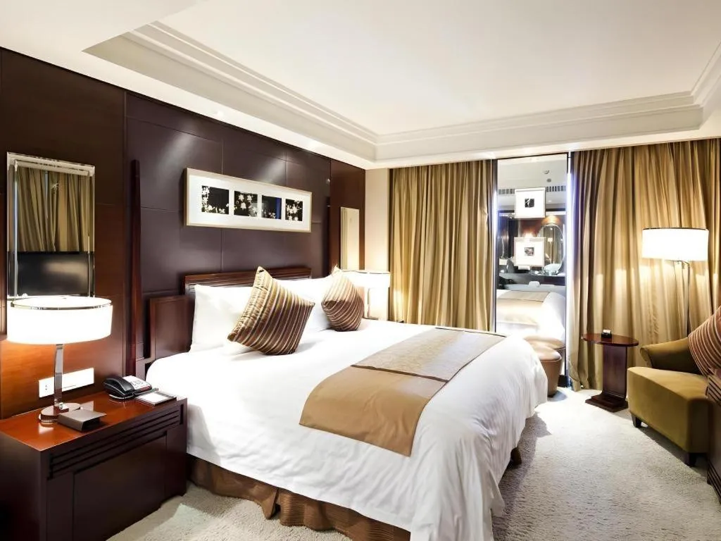 Bed in New Century Hangzhou Grand Hotel