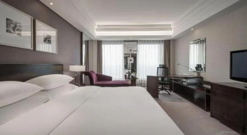 Bed in New Century Hangzhou Grand Hotel