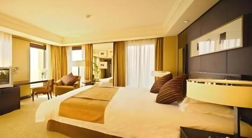 Bed in New Century Hangzhou Grand Hotel