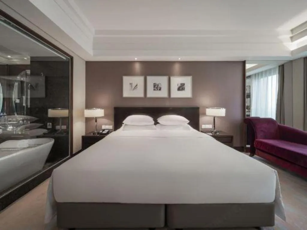 Bed in New Century Hangzhou Grand Hotel