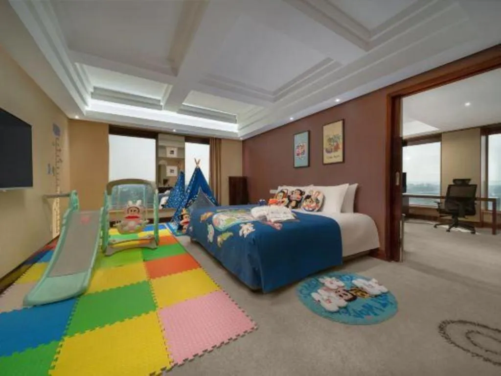 Bed in New Century Hangzhou Grand Hotel