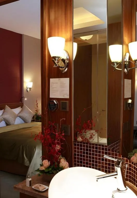 Bed in Xian Grand Noble Hotel